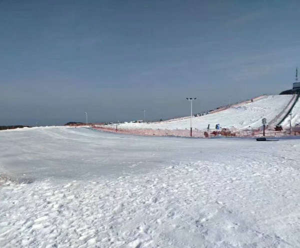 百里荒雪景 冰雪世界滑雪场一景