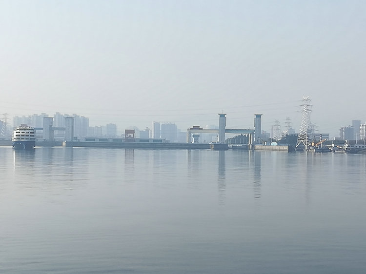 葛洲坝船闸远眺 长江第一个水利枢纽