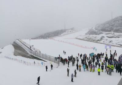 五峰国际滑雪场官网介绍，宜昌滑雪旅游目的地五峰湾潭滑雪场