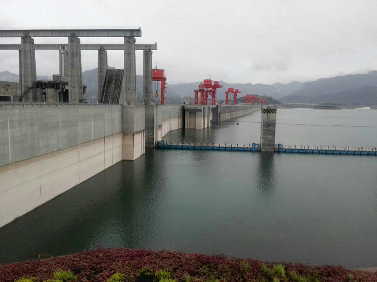 三峡大坝坝前景色宜昌创建国际水利工程旅游目的地，兴建三峡工程博物馆和三峡邮轮中心