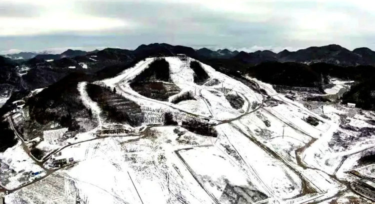恩施旅游巴东绿葱坡滑雪场雪景图