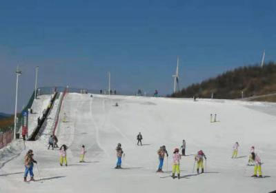 宜昌到五峰滑雪二日游定制团住宿云顶酒店体验双次滑雪乐趣
