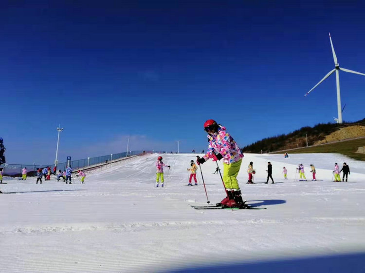 2020年宜昌到五峰滑雪一日游二日游执行特价，欢迎来五峰滑雪