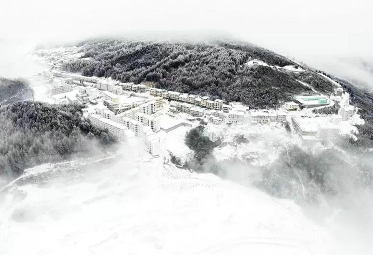 绿葱坡滑雪运动集镇实景