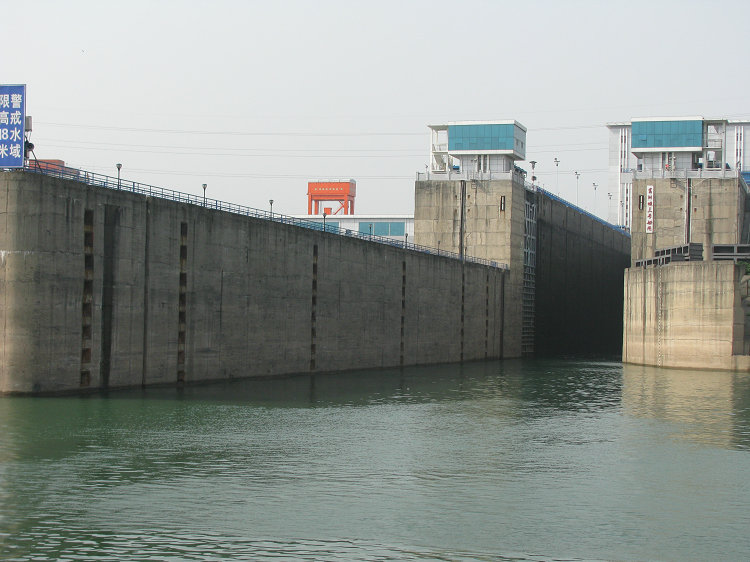葛洲坝船闸 宜昌三峡大坝和葛洲坝航运通过量达1.6亿吨再创新高