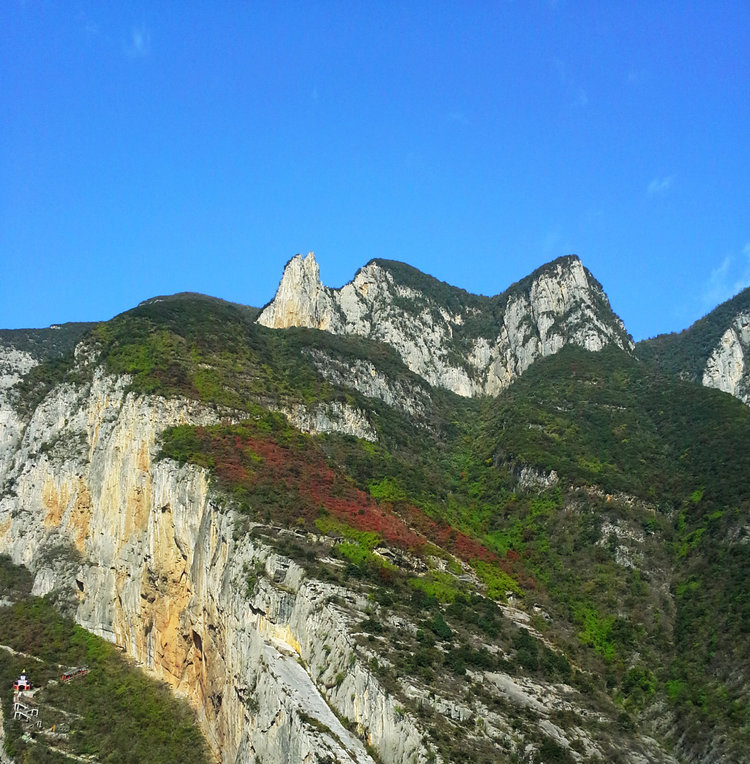 巫峡神女峰远眺巫山红叶神女峰三峡旅游神女峰，宜昌到重庆长江三峡景点神女峰