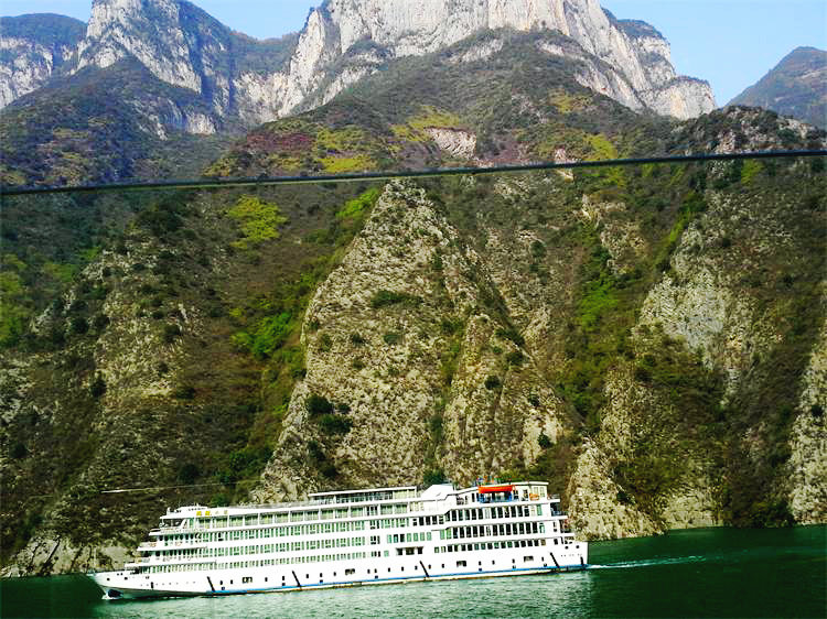 宜昌到重庆游览三峡的最佳方式是游船，船游长江三峡