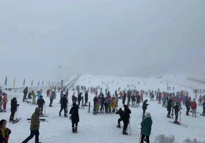 宜昌市首届大众冰雪季滑雪公开赛在五峰国际滑雪场举行