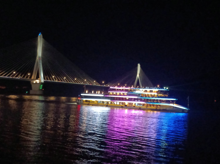 宜昌长江夜游船成为移动地标，宜昌沿江夜景改造亮化工程升级